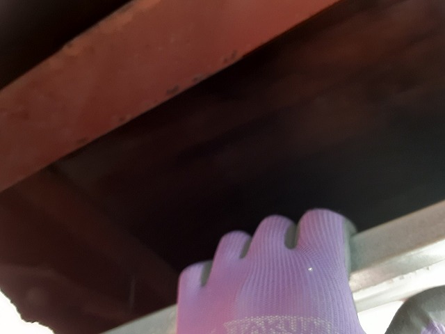 軒天の穴を覗きます